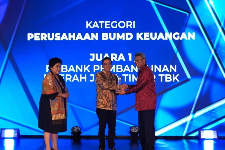 Bank Jatim saat menerima penghargaan di ajang ARA 2022