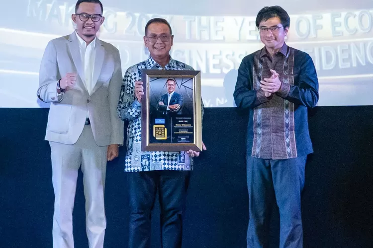 Direktur Keuangan &amp; Strategi Bank DKI, Romy Wijayanto menerima penghargaan sebagai 10 Most Popular Chief Financial Officer (CFO) 2023, pada gelaran &ldquo;Best 50 Financial Institution Awards 2023 (5th Anniversary) dan 10 Most Popular CFO Awards 2023&rdquo; di Jakarta pada Senin (27/11/2023).