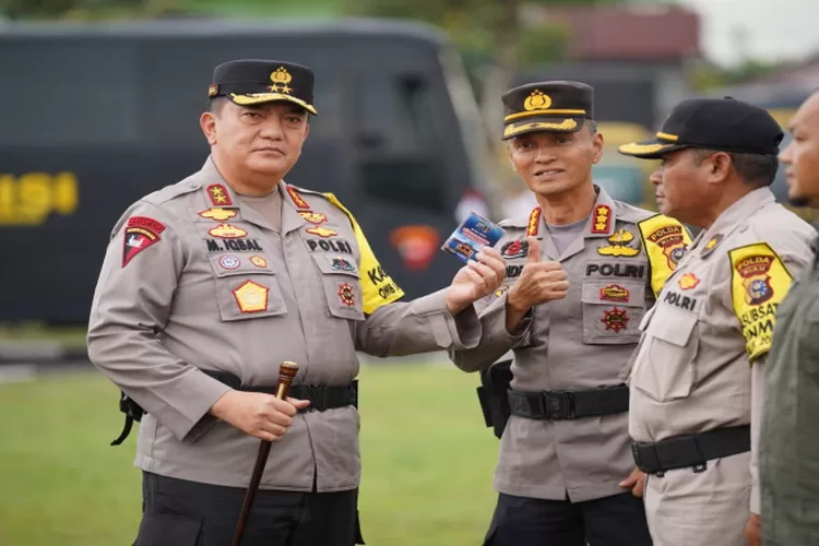 Kapolda Riau Irjen Moch Iqbal mengecek kesiapan personel dalam gelar pasukan di Mapolda Riau. (istimewa )