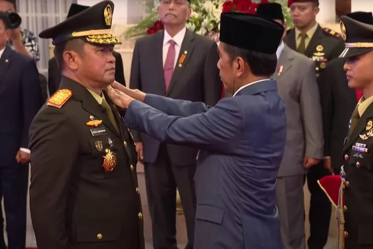 Presiden RI Joko Widodo (Jokowi) melantik Letnan Jenderal TNI Maruli Simanjuntak sebagai Kepala Staf Angkatan Darat (KSAD), di Istana Negara, Jakarta, Rabu (29/11/2023) (Ist)