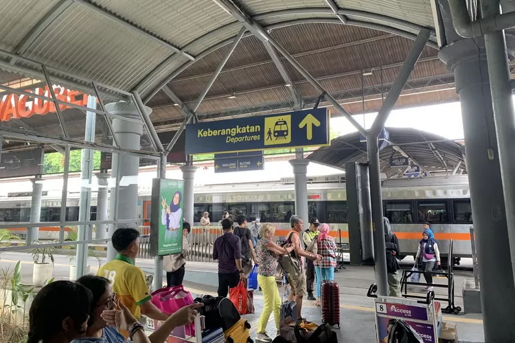 Suasana stasiun di wilayah Daop 8 Surabaya menjelang periode Nataru 2023-2024