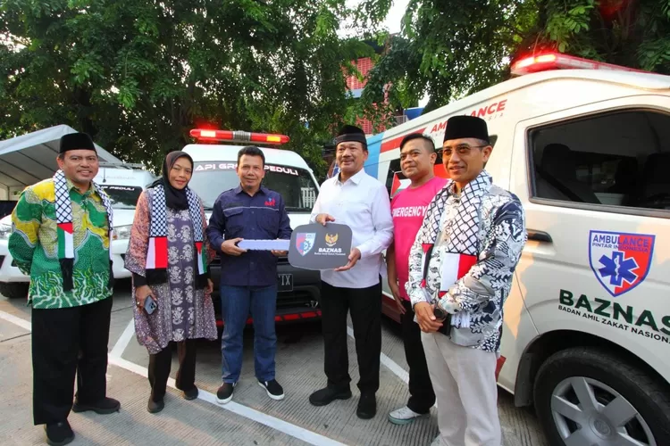 Ketua Baznas RI  Noor Achmad (ketiga dari kanan) menerima tiga mobil  ambulans  dari PT API untuk dikirimkan kepada masyarakat  Palestina, menyerahan tiga mobil ambulans itu dilakukan  di halaman  kantor Baznas RI Jalan Matraman Raya, Jaktim, Kamis (30/11/2023)