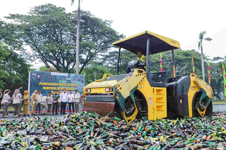 Ribuan botol miras dihancurkan di Monas Jakarta Pusat, Kamis (30/11/2023).