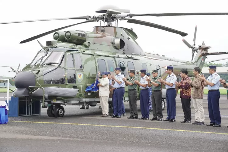 Menhan Prabowo Subianto menyerahkan delapan unit helikopter angkut berat H225M, kerja sama industri antara PTDI dengan Airbus Helicopters, Prancis, kepada Kasau Marsekal TNI Fadjar Prasetyo di Lanud Atang Sendjaja Bogor, Jumat (1/12/2023). Foto: Humas Kemhan RI