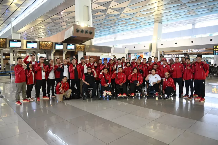 Kontingen NPC Indonesia  berangkat ke Nakhon Ratchasima, Thailand dari Bandar Udara Internasional Soekarno-Hatta, Cengkareng, Banten, Jumat (1/12/2023). (NPC Indonesia)