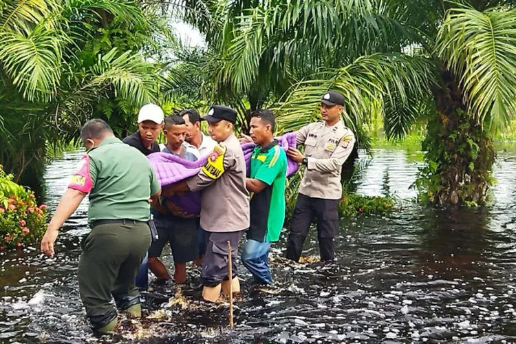 Kapolda Riau Irjen M Iqbal perintahkan anggota untuk selalu siaga dan bantu masyarakat Terdampak. (istimewa )