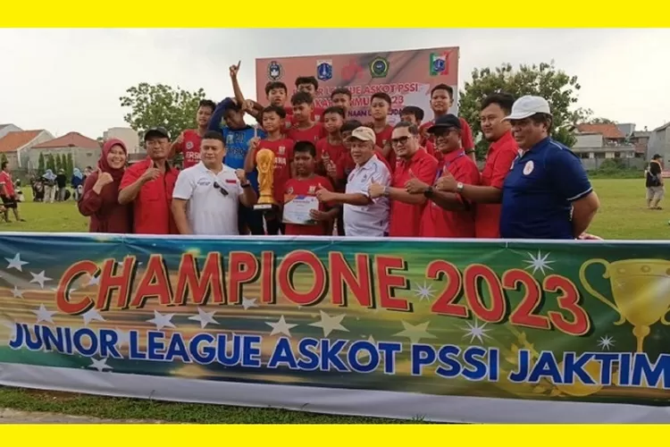 Persaingan ketat antarpemain muda mewarnai Junior League U-10 dan U-12 yang digelar Askot PSSI Jakarta Timur di Lapangan Minhajurrosyidin Pondok Gede, Jakarta Timur, Minggu (3/12/2023) (Ist)