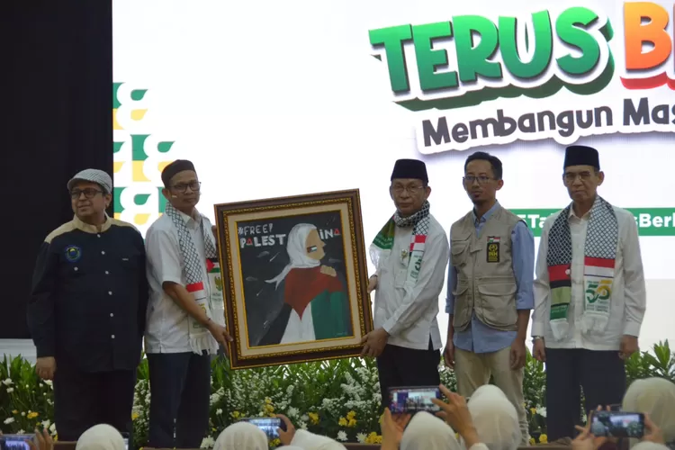 Penyerahan  lukisan kepada Ketua Baznas Bazis  Provonsi DKI Jakarta  Achmad  Aboebakar, Senin (4/12/2023).