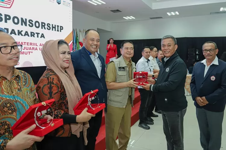 Ketua DPRD DKI Jakarta Prasetyo Edi Marsudi menyerahkan cinderamata kepada Kadispora Andri Yansyah dalam acara Gathering KONI DKI Jakarta.  