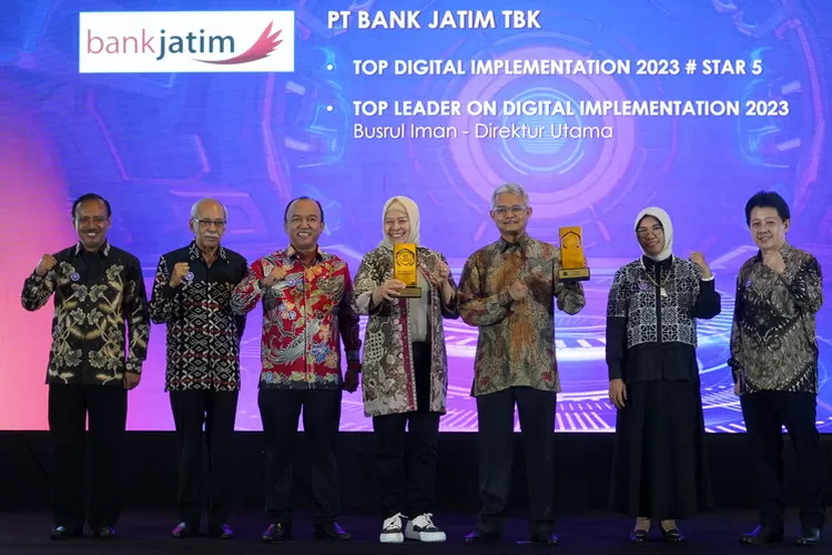 Bank Jatim saat menerima 2 penghargaan di ajang TOP Digital Award 2023