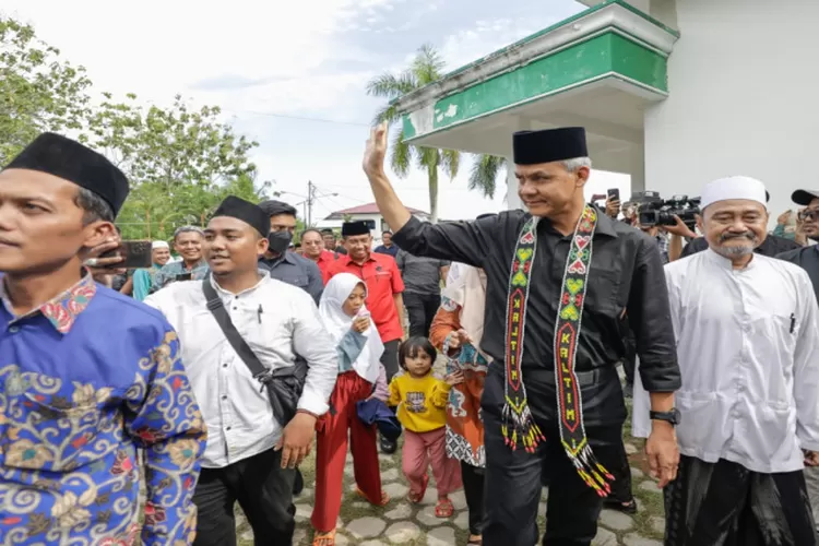 Ganjar bersilahturahmi di Pondok Pesantren Syaichona Cholil, Balikpapan, Kalimantan Timur, disambut langsung Pengasuh Pondok Pesantren  KH. Muhammad Ali Cholil. (istimewa )