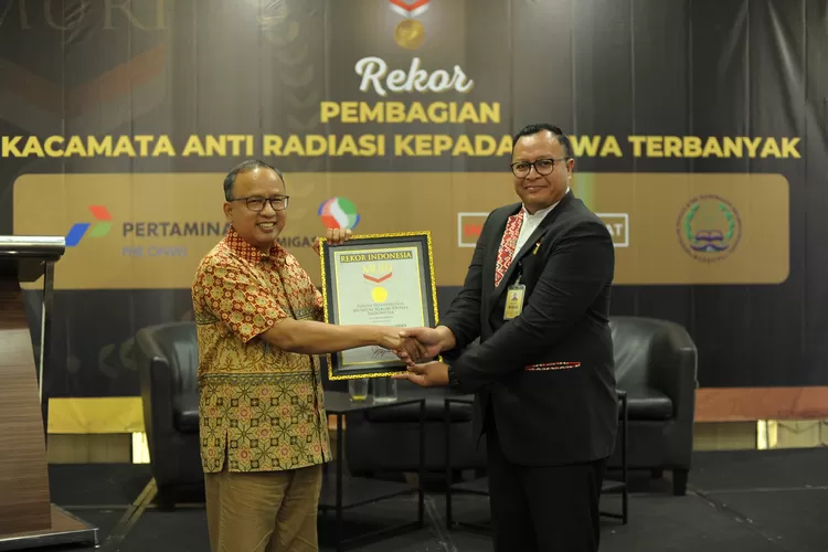 Rekor MURI diberikan kepada PT Migas Hulu Jabar ONWJ saat pembagian kacamata anti radiasi kepada siswa terbanyak di Jakarta Utara, pada Rabu (6/12/2023). (FOTO: MUJ ONWJ)