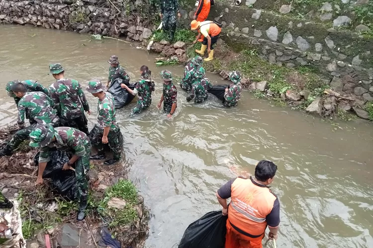 Prajurit Kopassus ikut membersihkan aliran Sungai Ciliwung
