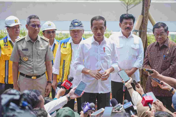 Presiden Jokowi didampingi  Pj Gubernur DKI  Jakarta Heru Budi  Hartono meresmikan pompa air Sentiyong, Tanjung Priok untuk mengurangi banjir di  tujuh kecamatan di Jakarta, Senin (11/12/2023). 