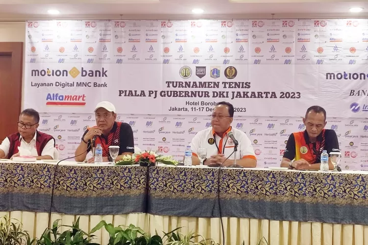 Ketua Panitia Penyelenggara tenis PJ Gubernur DKI Cup 2023 Herman Sukmadiradja sedang memberi kerangan pers.