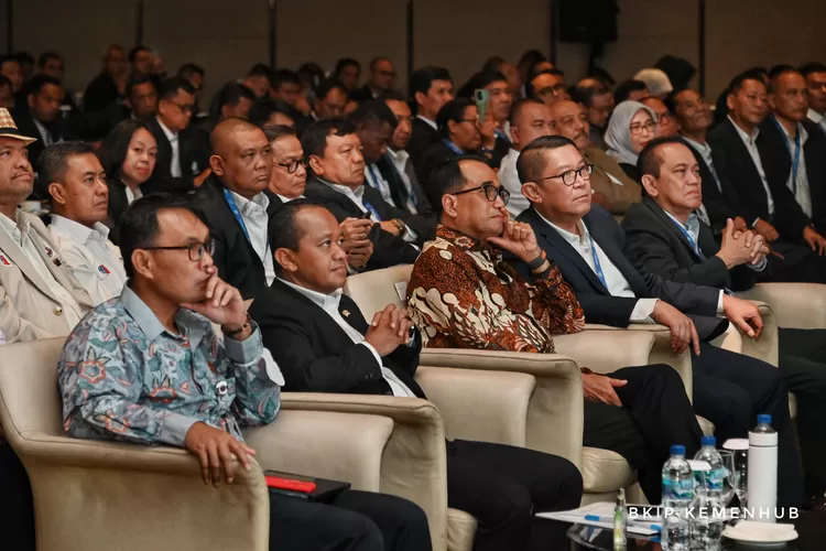 Menhub Budi Karya Sumadi menyaksikan Presiden Jokowi meresmikan tiga terminal hasil revitalisasi di tiga kota.