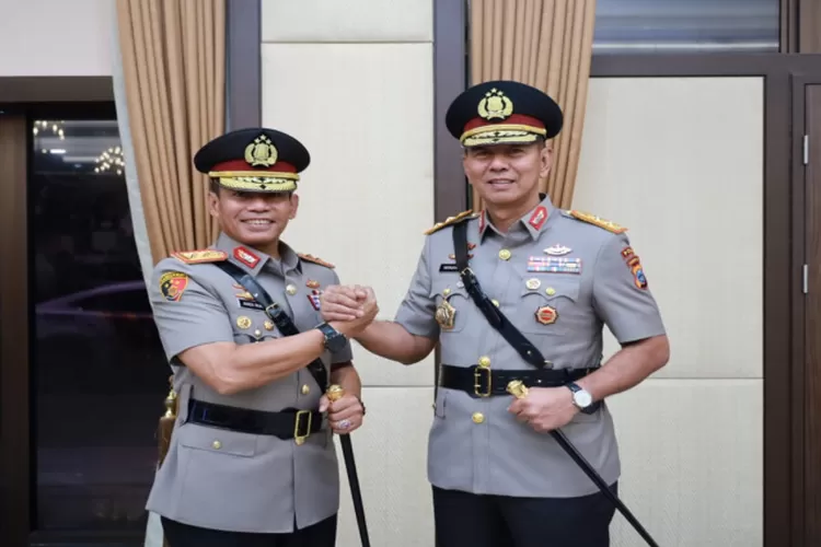 Irjen Pol Andi Rian Djajadi, S.I.K., M.H., resmi menyerahkan tongkat estafet kepemimpinan Kepolisian Daerah Kalimantan Selatan (Polda Kalsel) kepada Irjen Pol Winarto. (istimewa )