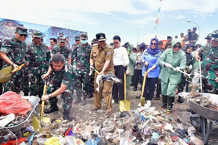 Kasad Jenderal TNI Maruli Simanjuntak ke Kabupaten Bantaeng. Salah satu kegiatannya adalah  terjun langsung membersihkan sampah di sepanjang Pantai Borkal, Kabupaten Bantaeng, Sulsel, Kamis (14/12/2023).  Foto: Dispenad