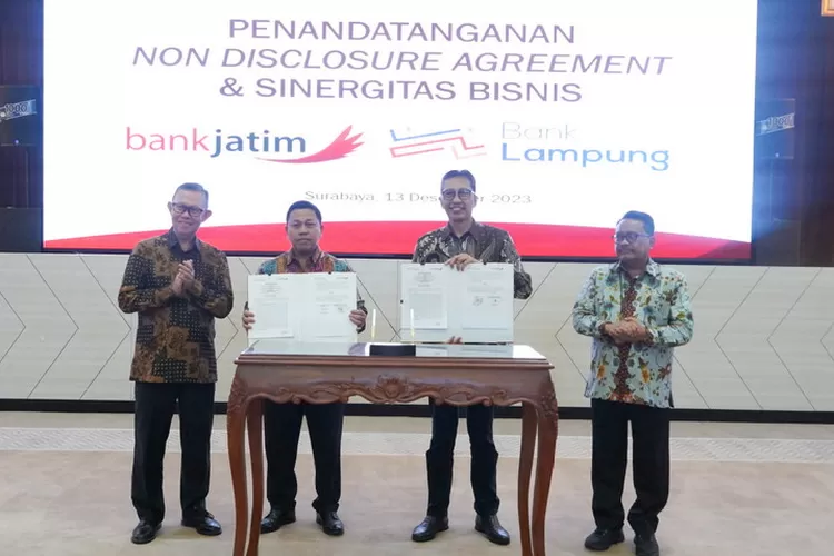 Direktur Utama Bank Jatim, Busrul Iman (dua dari kanan) dan Direktur Utama Bank Lampung, Presley Hutabarat, usai penandatanganan PKS