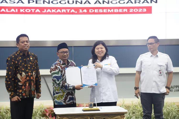 Kepala Kanwil Kementerian Agama Provinsi DKI Jakarta, Cecep Khairul Anwar menerima Penyerahan DIPA di Balaikota Pemprov DKI Jakarta.