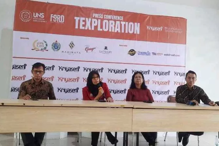 Panitia menjelaskan event Texploration yang digelar Prodi Kriya Seni FSRD UNS (Endang Kusumastuti)