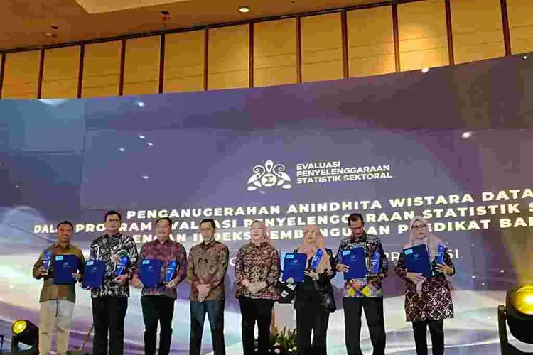 Penyerahan penghargaan  untuk Dinas Kominfotik DKI Jakarta, Jumat (15/12/2023) mninfo