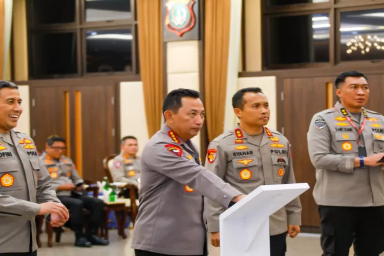 Kapolri Jenderal Pol Listyo Sigit Prabowo (tengah) didampingi Kadiv Propam Irjen Syahardiantono. (istimewa )