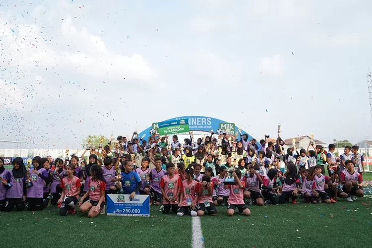 Para juara dan pemain terbaik MilkLife Soccer Challenge 2023 Batch 3 usai menerima trophi kemenangan.