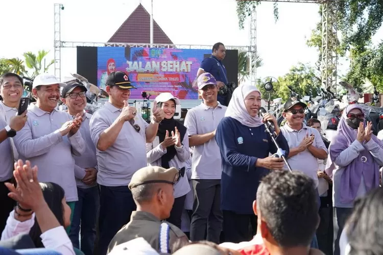 Gubernur Jawa Timur Khofifah Indar Parawansa saat memberi sambutan di acara jalan sehat