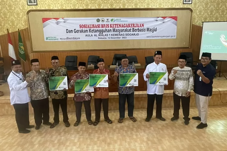 Perwakilan marbot masjid usai menerima kartu peserta secara simbolis dari BPJS Ketenagakerjaan Sidoarjo