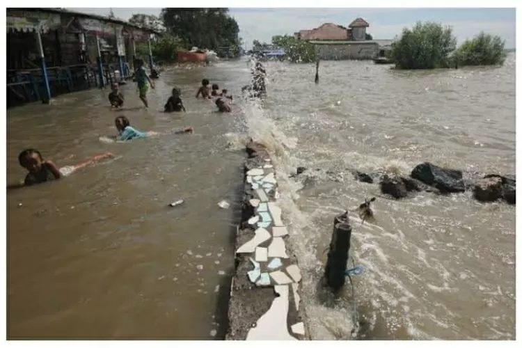 Banjir tob di pesisir pantai Jakarta