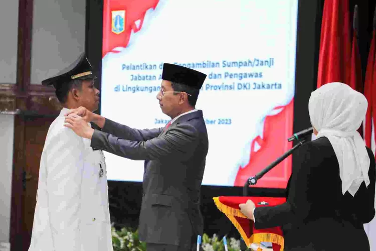 Pj Gubernur DKI Jakarta Heru Budi Hartono melantik ratusan p4jabat administrator dan pengawas, Selasa (19/12/2023).