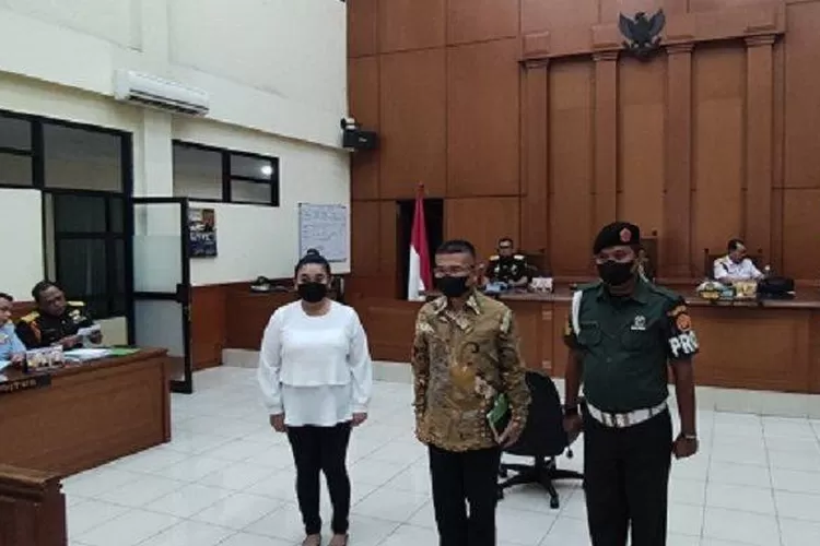 Saat kedua terpidana mengikuti sidang di peradilan tingkat pertama Mahkamah Militer II Jakarta. 