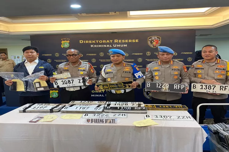 Polda Metro Jaya membongkar kasus nopol palsu dan jual beli no sandi pejabat negara (Rahasia dan Khusus) hingga pelat dinas Polri. (istimewa )