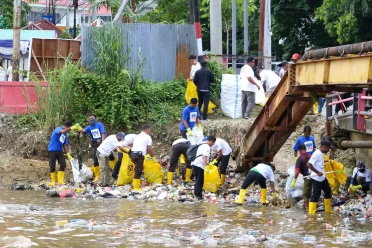 BRI RO Jayapura Bersihkan Sampah di aliran Sungai Anapri  (Humas BRI RO Jayapura)