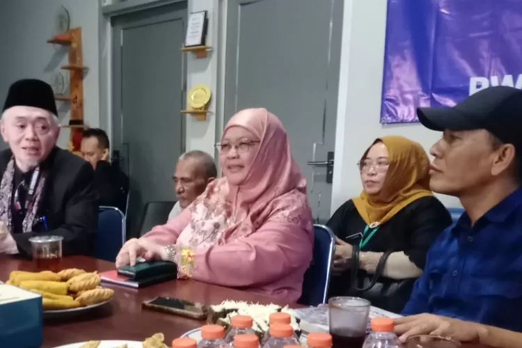 Kadis Pendidikan Kota Depok Siti Chaerijah (tengah) didampingi Sekdis Pendidikan Kota Depok Sutarno (kiri) dan Ketua PWI Kota Depok Rusdy N (Ist)