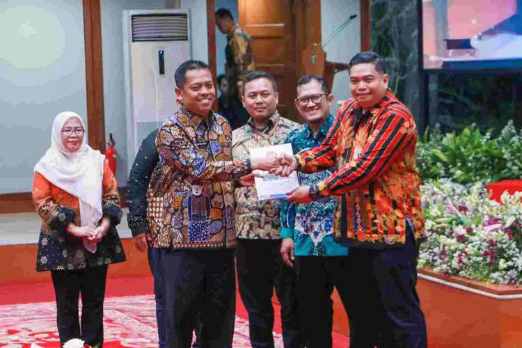 Sekda Provinsi Dki Jakarta  Joko Agus Setyono menerima penghargaan dari Ketua Komisi Informasi  DKI Jakarta Harry Ara Hutabarat  pada  acara puncak  anugerah E Monev  2023 dj Balai Agung, Kamis (21/12/2023). o