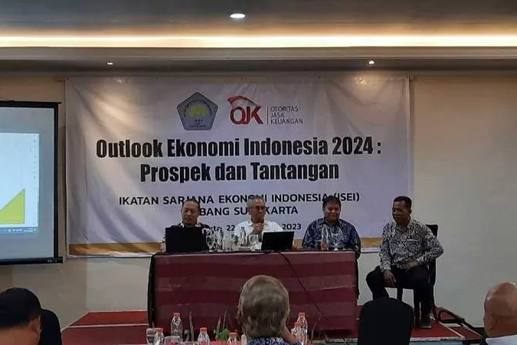 ISEI Surakarta menggelar Outkook Ekonomi Indonesia 2024  (Endang Kusumastuti)