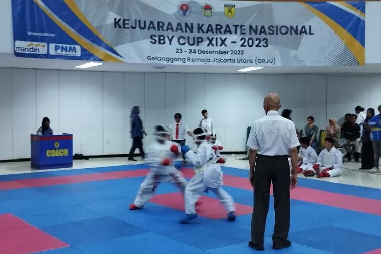 Karateka cilik bertanding dengan semangat padaKejuaraan Nasional Karate SBY Cup XIX di Gelanggang Remaja Jakarta Utara (GRJU)  (Gungde Ariwangsa)