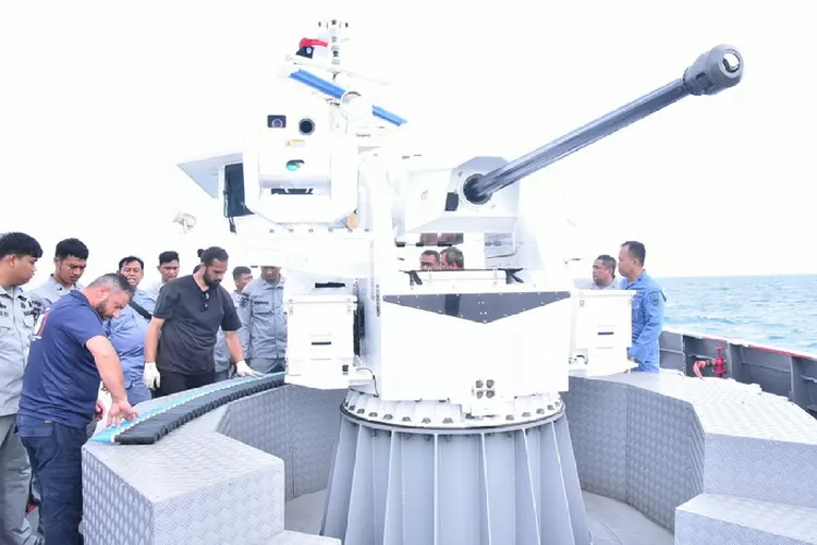 Bakamla RI melakukan uji fungsi senjata SMASH 30 MM di Pulau Petong, Batam, Minggu (24/12/2023).  Foto: Humas Bakamla RI