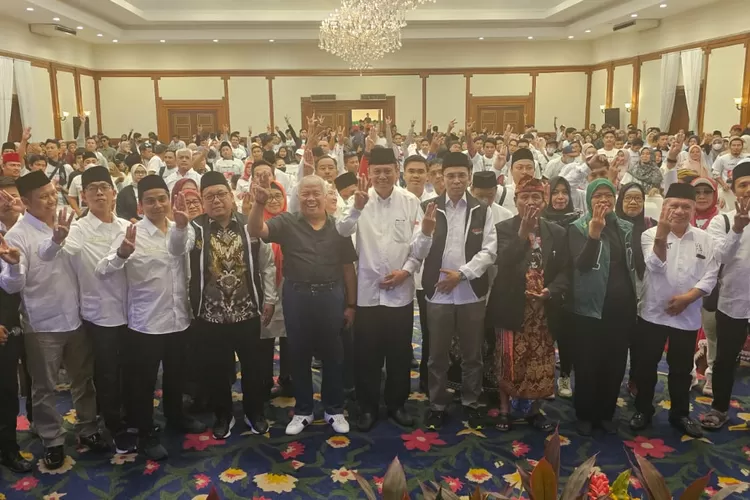 Wakil Ketua TPN Ganjar Mahfud TGB Zainul Majdi bersama TPD NTB dan relawan di Mataram (Suara Karya/Ist)