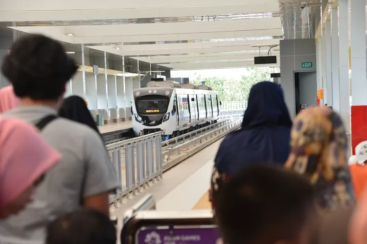 Kereta api kini semakin berjaya. Tidak hanya di Pulau Jawa, kereta api mulai menguasai transportasi massal di Sumatera dan Sulawesi.