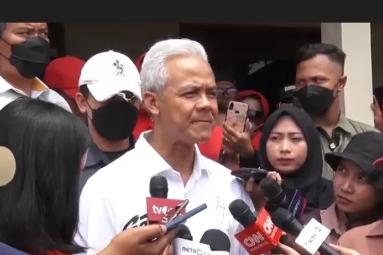 Capres Ganjar Pranowo menjawab pertanyaan wartawan disela-sela kunjungan di Sukoharjo Jateng. (istimewa )