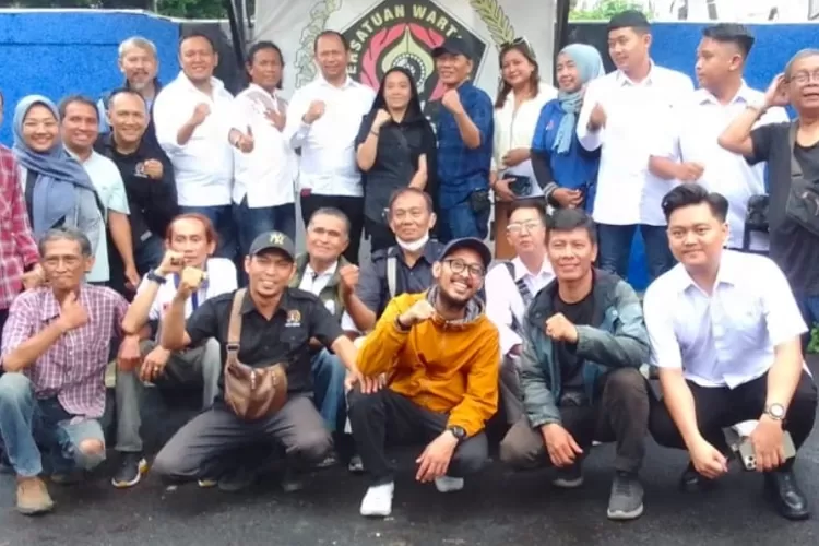Para pengurus dan anggota PWI Kota Depok Foto bersama pengurus Hipmi BPC Kota Depok yang akan gelar Silatda Hipmi Jawa Barat 2024. (G. Windarto)