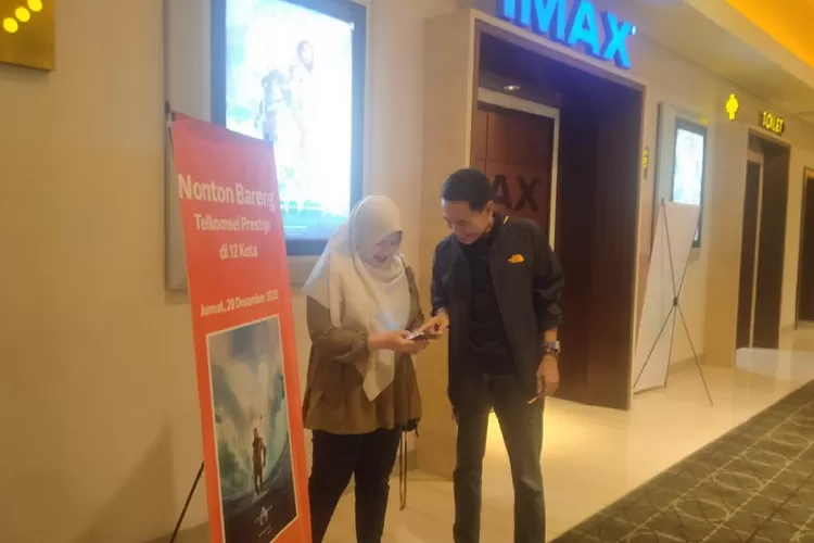 GM Consumer Business Region Jawa Timur, Telkomsel, Kuntum Wahyudi (kanan) saat menunggu peserta Nonton Bareng film terbaru Aquaman