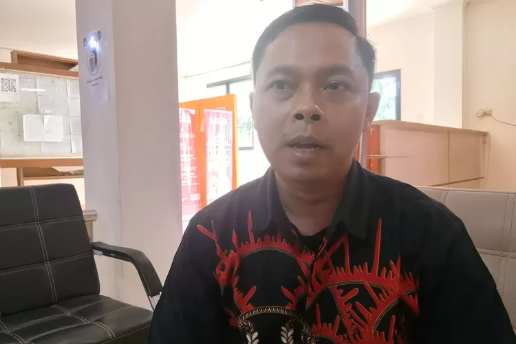 Ketua KPU Kota Bekasi, Ali Syifa saat memberikan penjelasan terkait pengurus RT lolos verifikasi caleg. (FOTO: Dharma/Suarakarya.id)