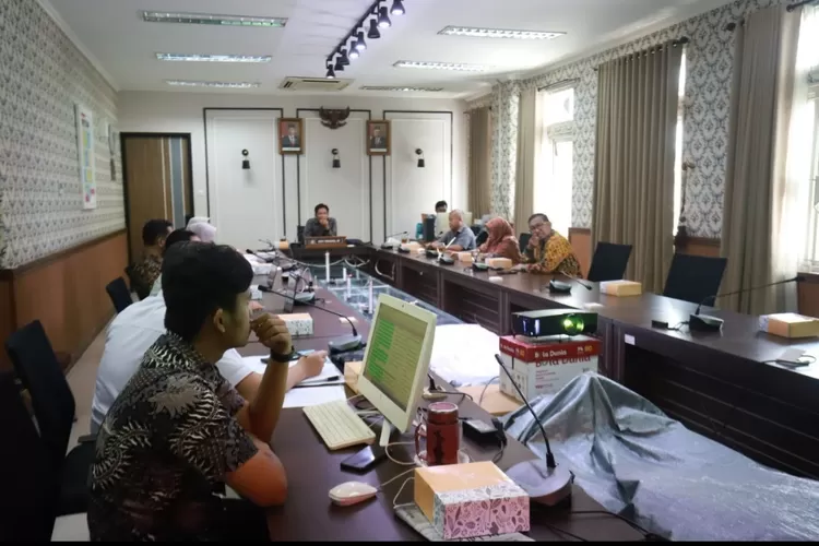 Pansus 5 DPRD Kota Bandung menggelar Rapat Kerja terkait Raperda tentang Pedoman Pengembangan, Penataan dan Pembinaan Pusat Perbelanjaan dan Toko Swalayan, di Gedung DPRD Kota Bandung, kemarin ini. Dani/Humpro DPRD Kota Bandung.