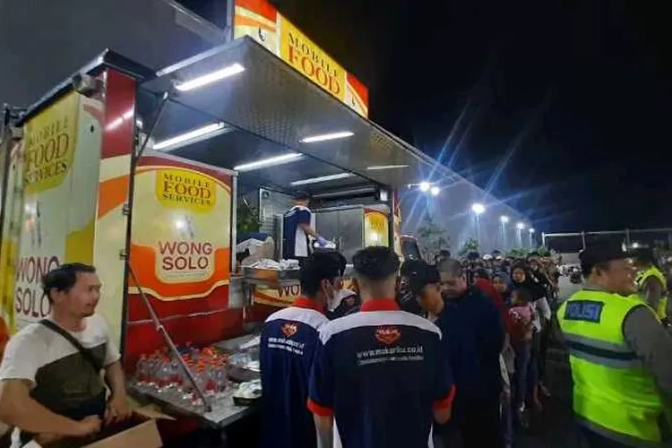 Ribuan warga antre mendapatkan makanan gratis saat malam pergantian tahun baru  (Endang Kusumastuti)