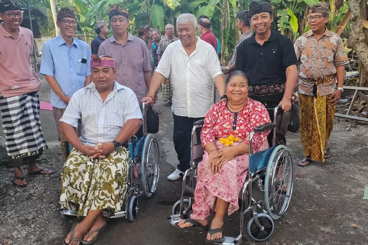 Tutup tahun Anggota DPR RI Dapil Lombok H Rachmat Hidayat membagi kursi roda bagi Ummat Hindu Kota Mataram (Suara Karya/Ist)