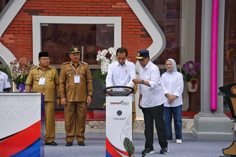 Presiden Jokowi resmikan empat terminal di Jateng dan Jatim demi kelancaran angkutan massal.